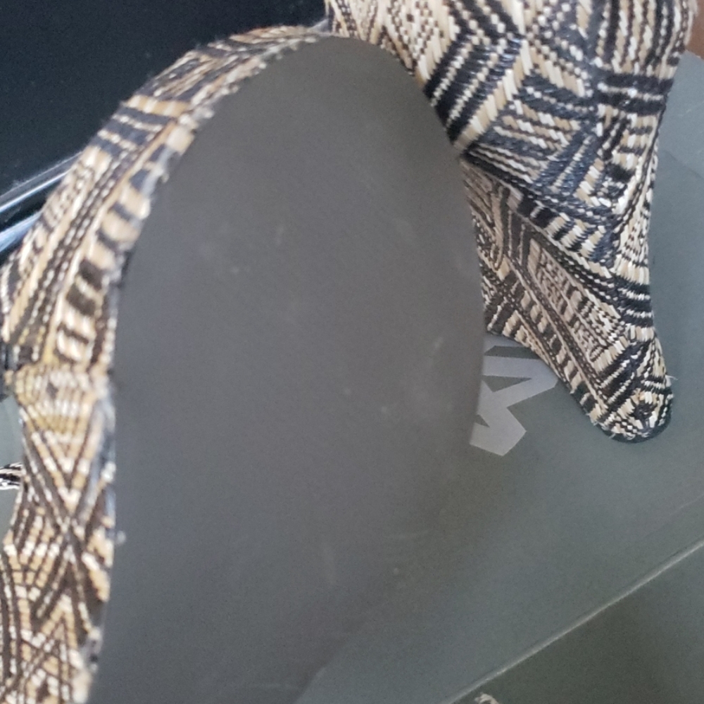 Shoes - Picture 5 of 7